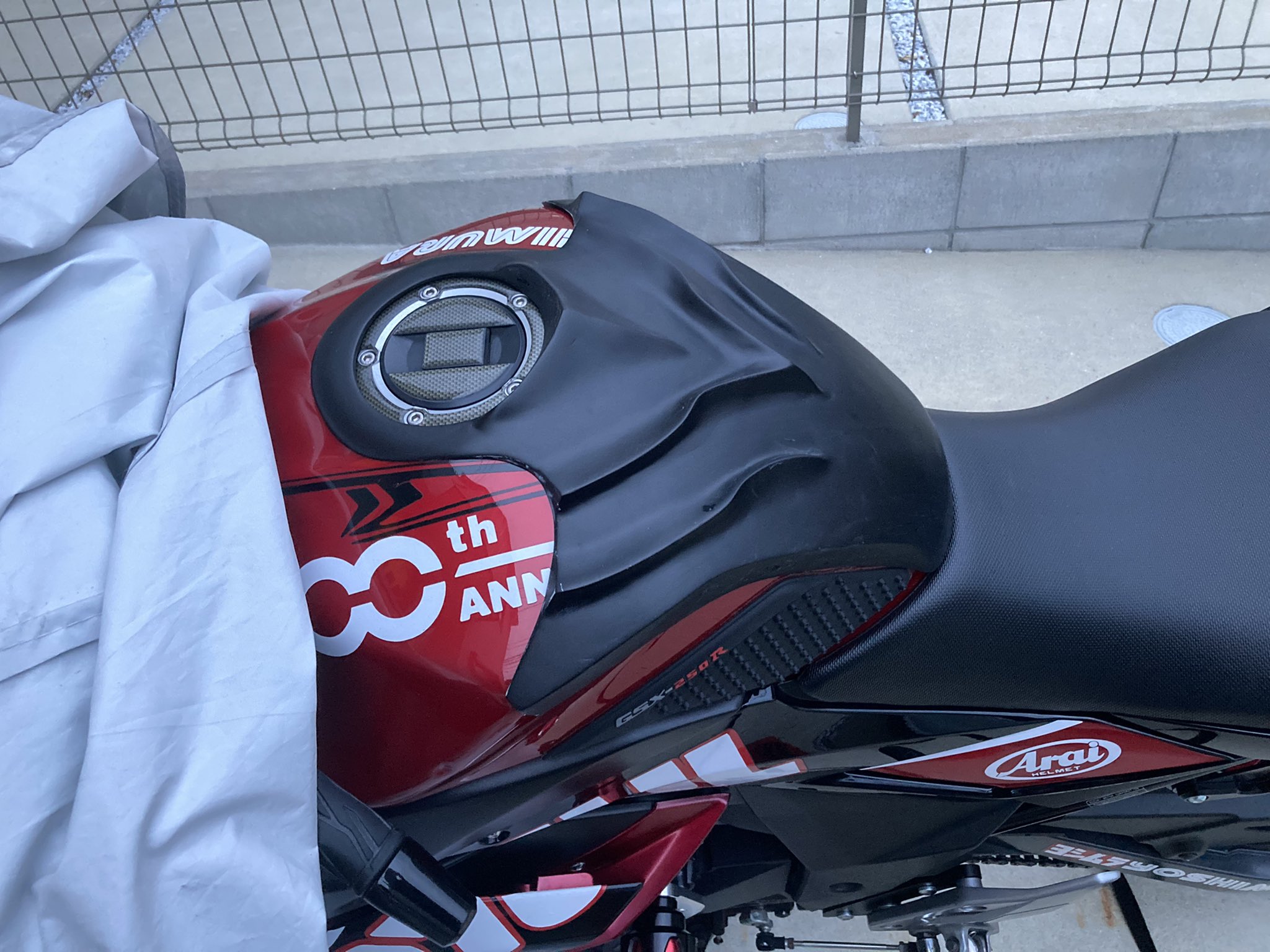Pkz Ega Gsx250r すっかり放置していたタンクカバー製作再開してますw カーボンクは高いし 樹脂の研磨作業面倒とか考えてましたが 実はガラスより カーボンの方が計算すると全然安かったw 理由はパテと塗料がカーボン代より コストが高いからw さて