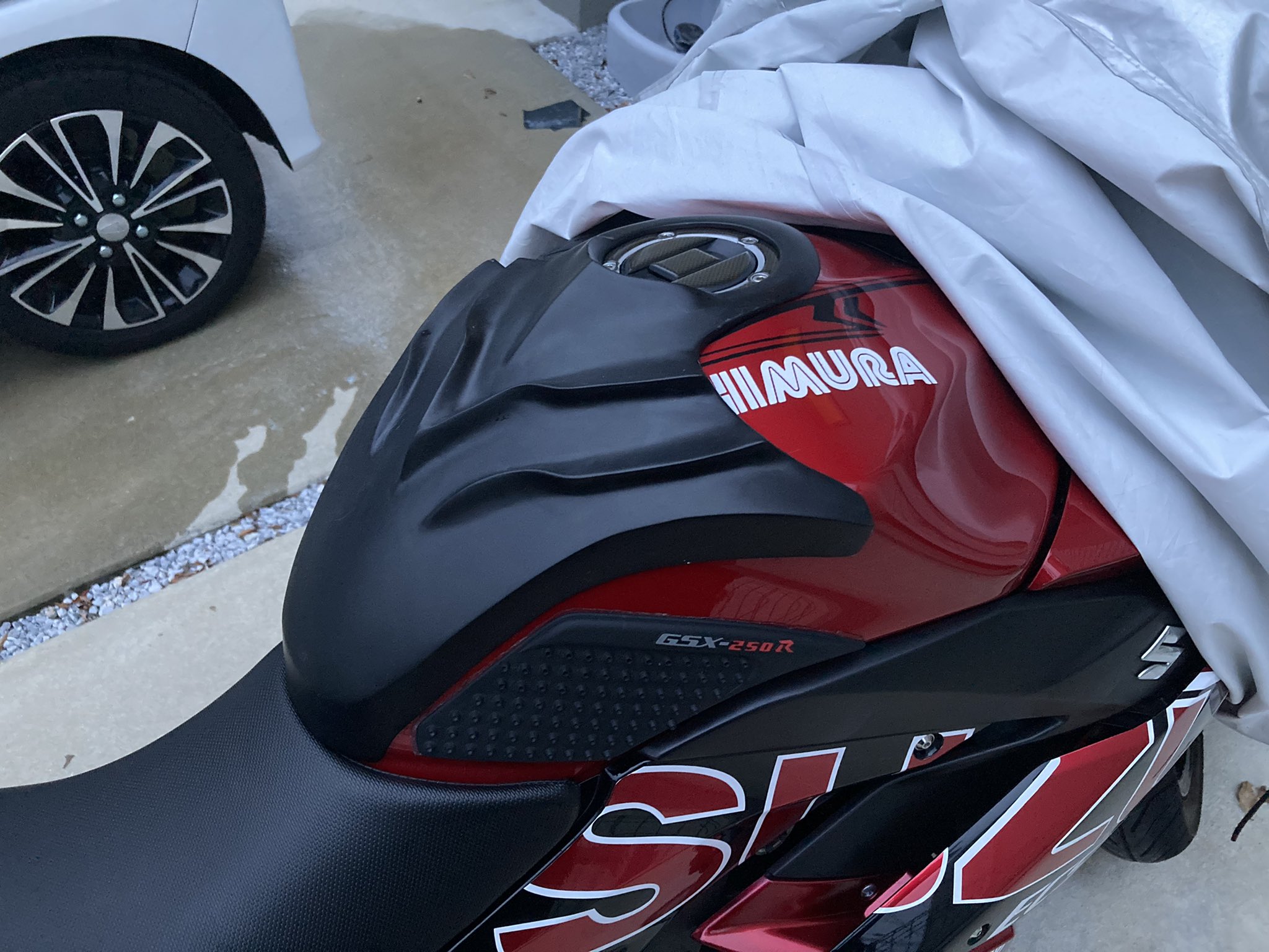 Pkz Ega Gsx250r すっかり放置していたタンクカバー製作再開してますw カーボンクは高いし 樹脂の研磨作業面倒とか考えてましたが 実はガラスより カーボンの方が計算すると全然安かったw 理由はパテと塗料がカーボン代より コストが高いからw さて
