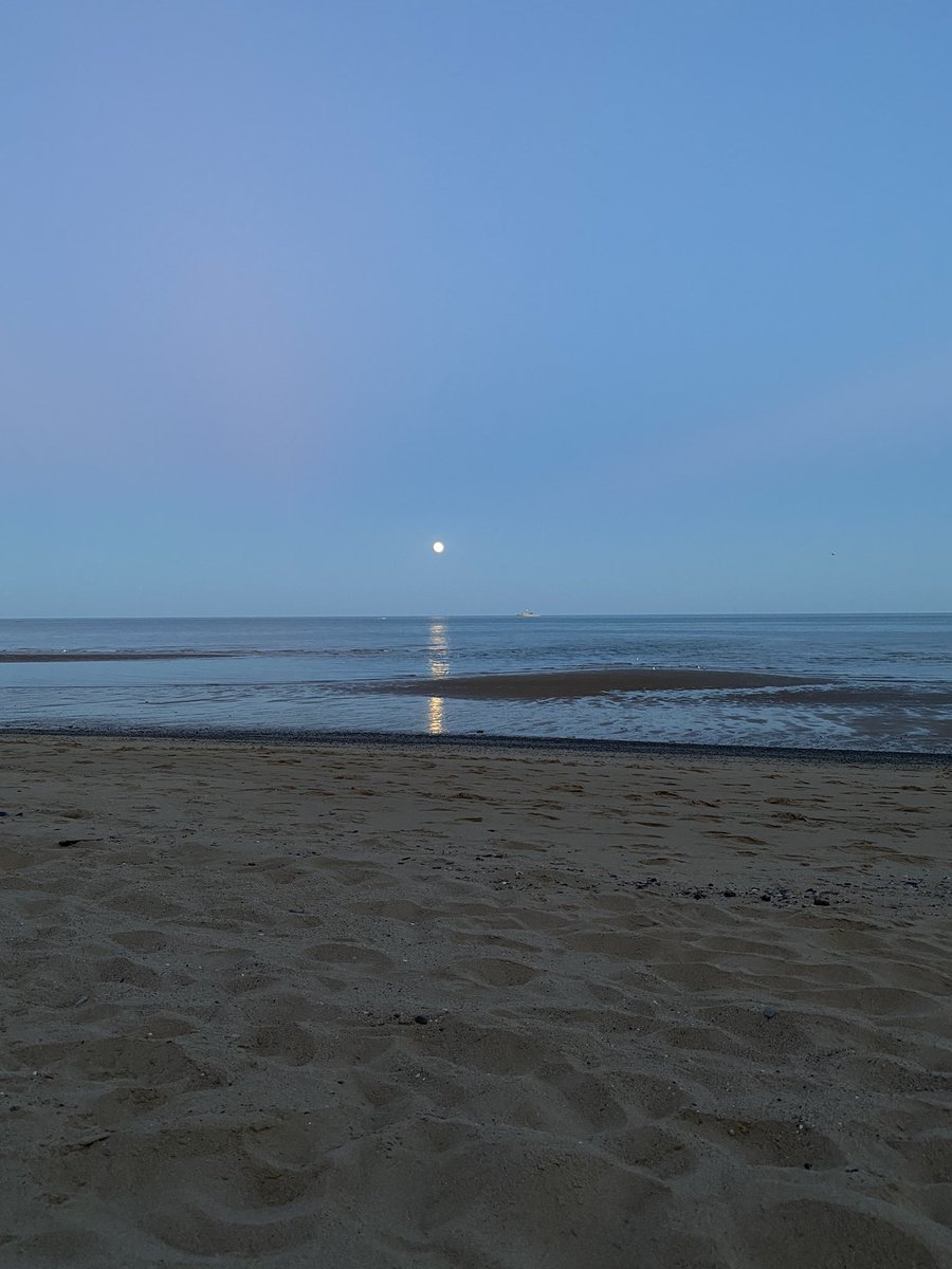 SabidoMarina's tweet photo. Me tocó ver cómo salía la luna que bonito <3 https://t.co/zGPVOZAg8M
