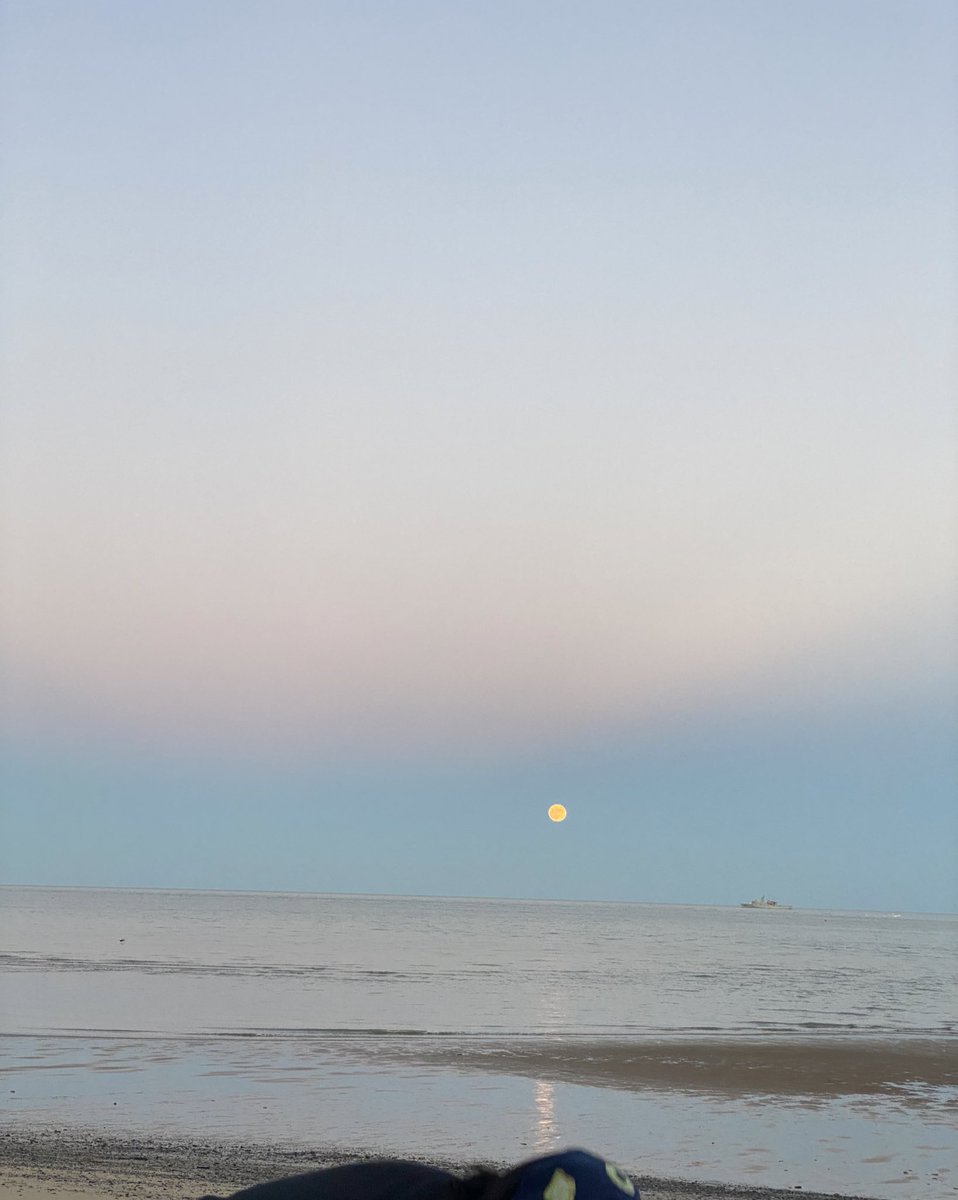 SabidoMarina's tweet photo. Me tocó ver cómo salía la luna que bonito <3 https://t.co/zGPVOZAg8M