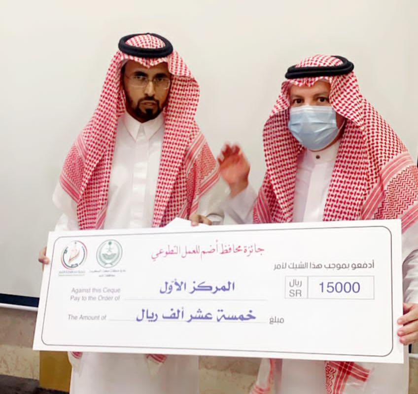 jaztanmya's tweet photo. كرم سعادة محافظ أضم أ.عبدالله بن حسن الفيفي،رئيس #لجنة_التنمية_الاجتماعية_بالجائزة أ.حامد بن محمد رمضان المالكي،بمناسبة تحقيق اللجنة #المركز_الأول في جائزة محافظ أضم للعمل التطوعي،ضمن مبادرة الشراكة المجتمعية لمعالجة التشوه البصري وتحسين المشهد الحضري والجمالي لـ #محافظة_أضم. https://t.co/0SQZ3PiKlj