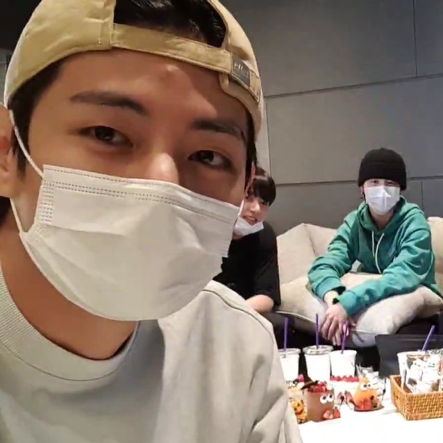 _wintiger's tweet photo. taetae has a new friend on his forehead🥰 https://t.co/gXtAWoi3Vd