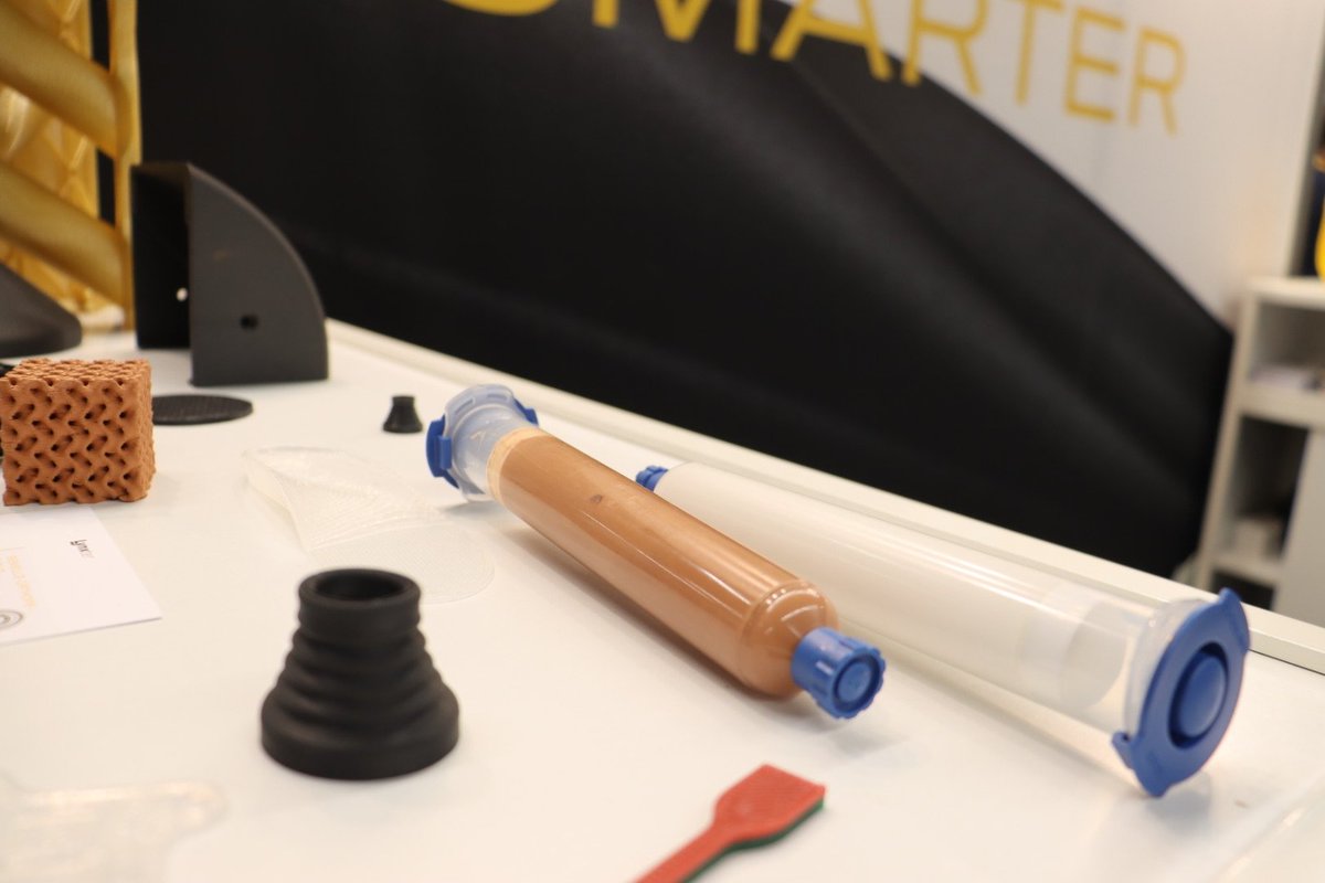 Du très lourd avec <a href="/Lynxter_3D/">Lynxter</a> et cette delta impressionnante pouvant imprimer de la céramique, du silicone , du plastique ...
Du 40x60 cm avec une chauffe de caisson jusqu'à 80 degrés 
On remarquera le système de refroidissement à eau 😉

<a href="/salon_3DPRINT/">3D PRINT Congress & Exhibition</a> #salon3dprint <a href="/elcp72/">elcp72</a>