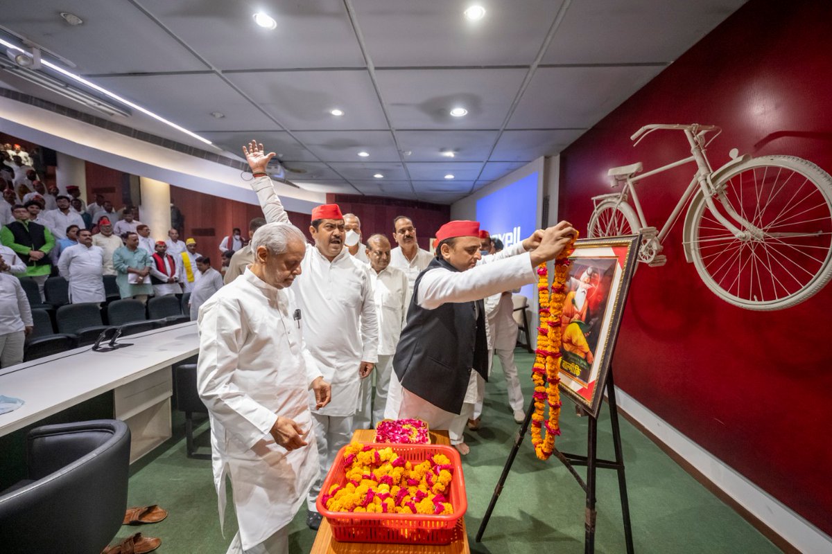 samajwadiparty's tweet photo. महर्षि वाल्मीकि जी की जयंती के शुभ अवसर पर पार्टी कार्यालय में माननीय राष्ट्रीय अध्यक्ष जी ने उन्हें अर्पित किए श्रद्धा सुमन! https://t.co/KXeyGXq1SV