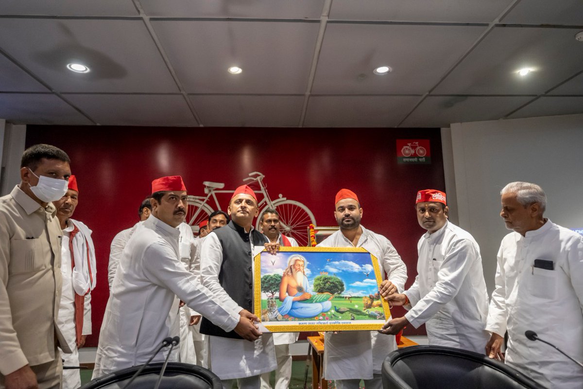 samajwadiparty's tweet photo. महर्षि वाल्मीकि जी की जयंती के शुभ अवसर पर पार्टी कार्यालय में माननीय राष्ट्रीय अध्यक्ष जी ने उन्हें अर्पित किए श्रद्धा सुमन! https://t.co/KXeyGXq1SV