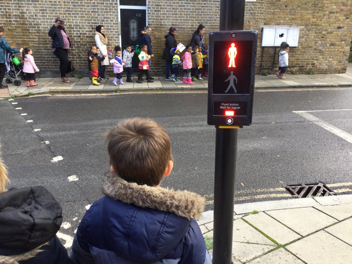 LarkHallPrimary's tweet photo. EYFS had great fun hunting for signs of Autumn on our local area walk today! #lheyfs2122 #lhlondon #lhtower #lhnursery #eyfs #exploringoutside #lhstu #outdoorlearning https://t.co/t6WFHKmcWm