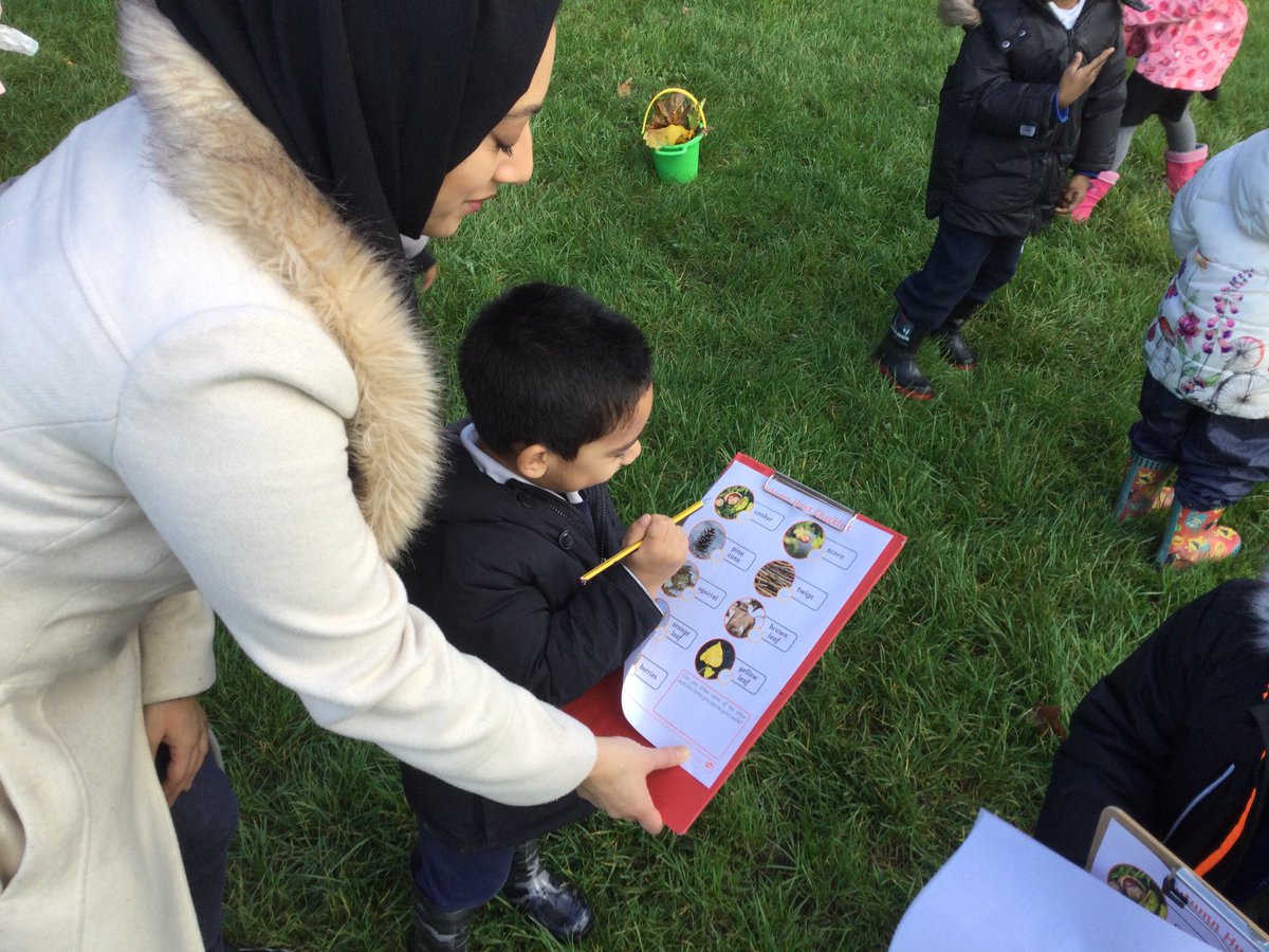 LarkHallPrimary's tweet photo. EYFS had great fun hunting for signs of Autumn on our local area walk today! #lheyfs2122 #lhlondon #lhtower #lhnursery #eyfs #exploringoutside #lhstu #outdoorlearning https://t.co/t6WFHKmcWm
