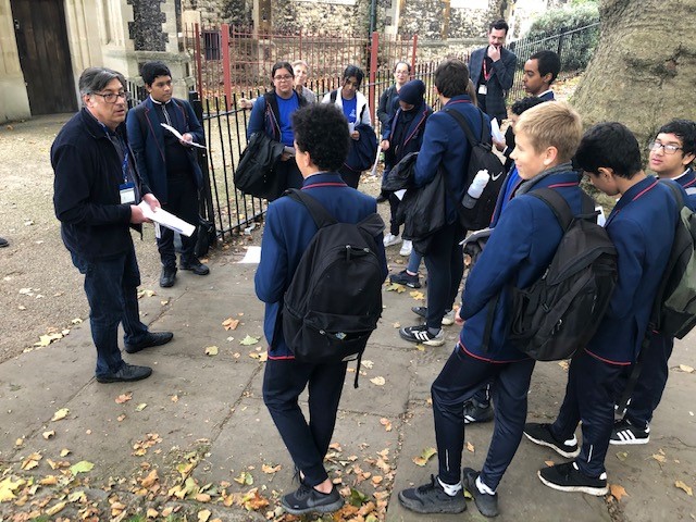 StepneyAS's tweet photo. Our students on a walking tour of Stepney to find out more about the history and to help to inspire their poetry #StepneyWords #50years #anniversary @QMULsed https://t.co/1mtFQc3v8N