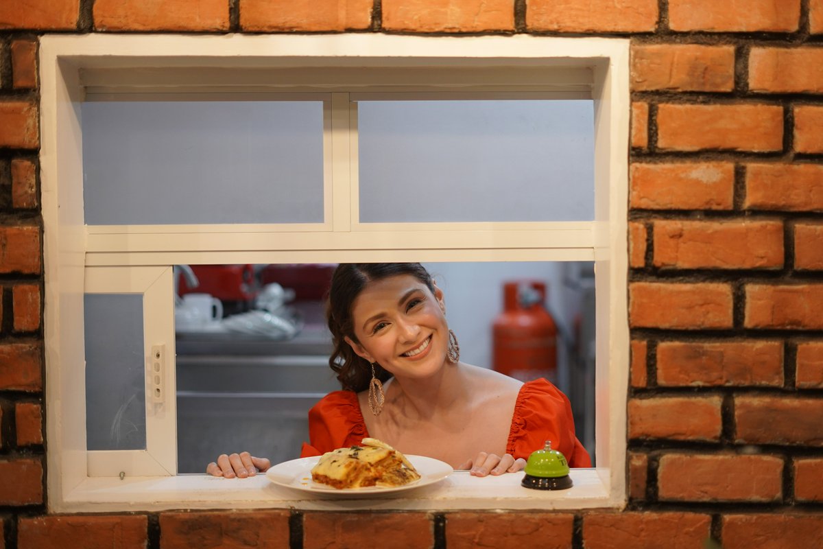 GMADrama's tweet photo. May bago bang chef sa restaurant ni Gavin? 🤔😁

Erica is all smiles for tonight's episode! Don't miss #THATHTheLongWait at 8:50 PM! #ToHaveAndToHold https://t.co/cANyiHhGaR