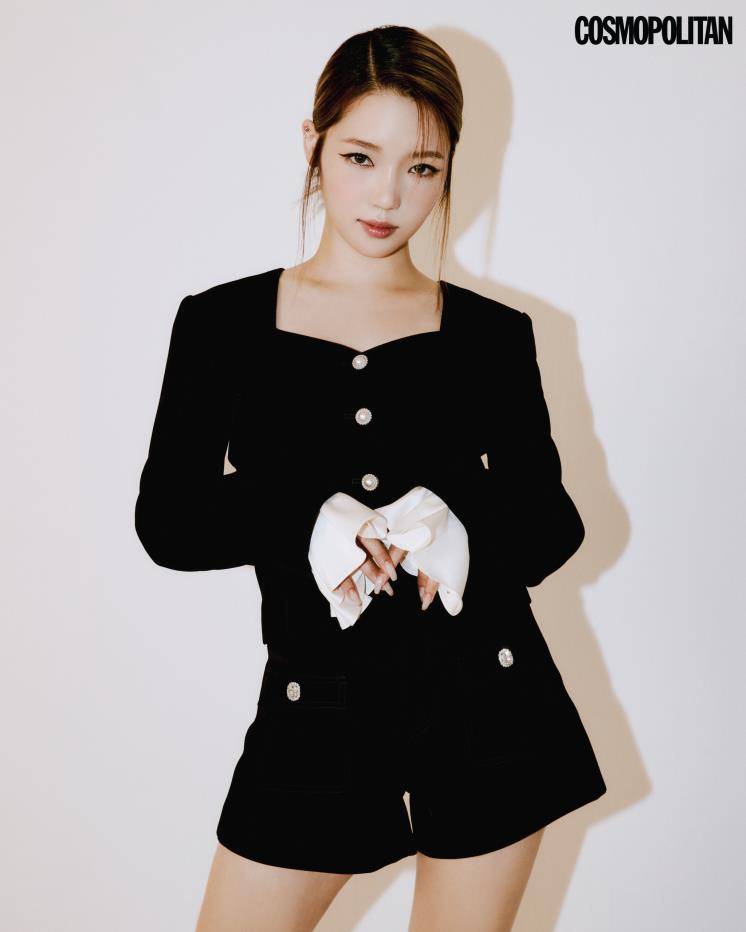 fromis_9 Jisun wearing black jacket from johnnyhatesjazz and short from Masion Wester for COSMOPOLITAN Korea

cosmopolitan.co.kr/article/59481