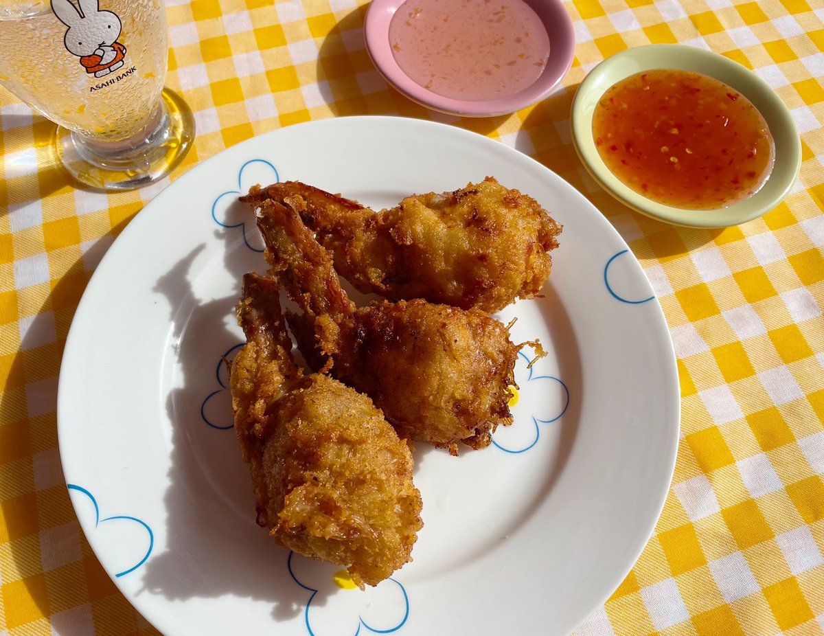 pinku_tai's tweet photo. เย้! ได้กินปีกไก่ยัดไส้คุณแม่พิกุลแฮมแล้วเพิ่งรู้ว่าเค้าส่งตจวด้วย 😅 มาแบบรถเก็บอุณหภ���มิ ถึงจีทอดไม่สวยเหมือนที่ร้าน แต่รสชาติความอร่อย มาเต็มเหมือนเดิม งั่มๆ 🍗@aroii https://t.co/sVnGYV8OUg
