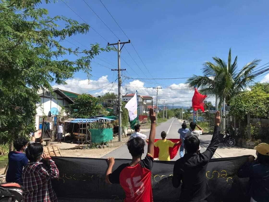kyawsint222's tweet photo. Mandalay baes all Burmese Students Union Strike took to the streets and chanted revolutionary slogans to overthrow the Military Dictatorship.

#Oct20Coup
#CandleStrike
#WhatsHappeningInMyanmar https://t.co/IfIYt3wOTP