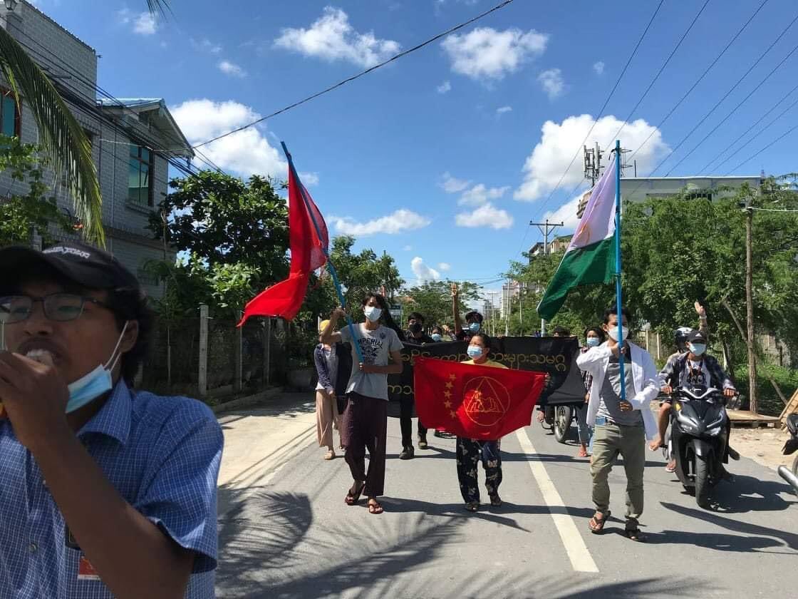 kyawsint222's tweet photo. Mandalay baes all Burmese Students Union Strike took to the streets and chanted revolutionary slogans to overthrow the Military Dictatorship.

#Oct20Coup
#CandleStrike
#WhatsHappeningInMyanmar https://t.co/IfIYt3wOTP