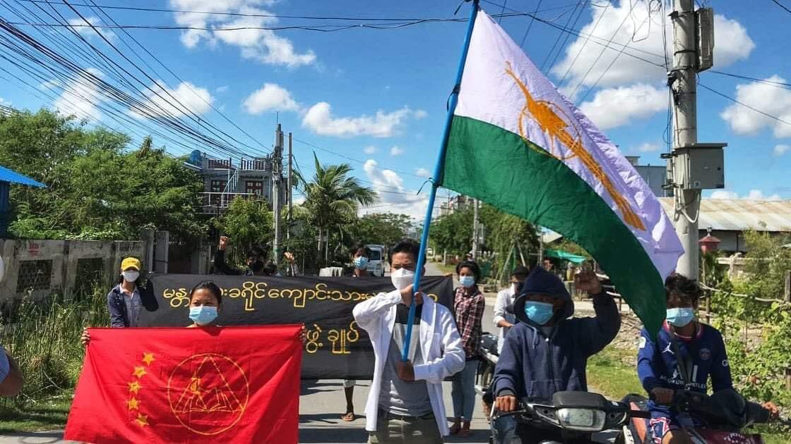 kyawsint222's tweet photo. Mandalay baes all Burmese Students Union Strike took to the streets and chanted revolutionary slogans to overthrow the Military Dictatorship.

#Oct20Coup
#CandleStrike
#WhatsHappeningInMyanmar https://t.co/IfIYt3wOTP