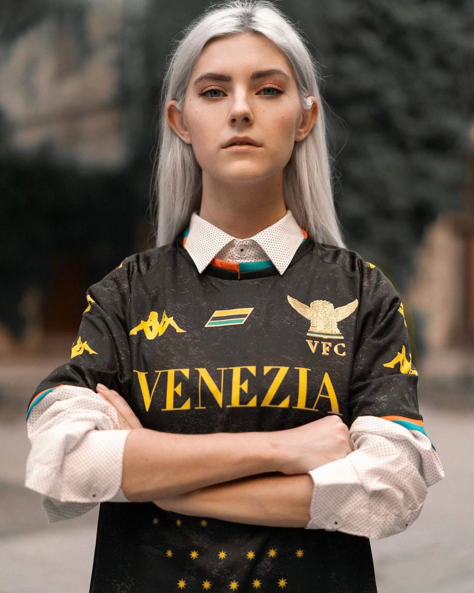 LigaTV's tweet image. И где же это мы могли раньше видеть эту красавицу? Даже не знаем☺️😏

Ева Элфи хороша и без формы «Венеции», но в ней – вообще улёт 💚