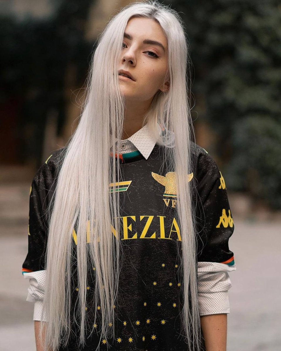 LigaTV's tweet image. И где же это мы могли раньше видеть эту красавицу? Даже не знаем☺️😏

Ева Элфи хороша и без формы «Венеции», но в ней – вообще улёт 💚