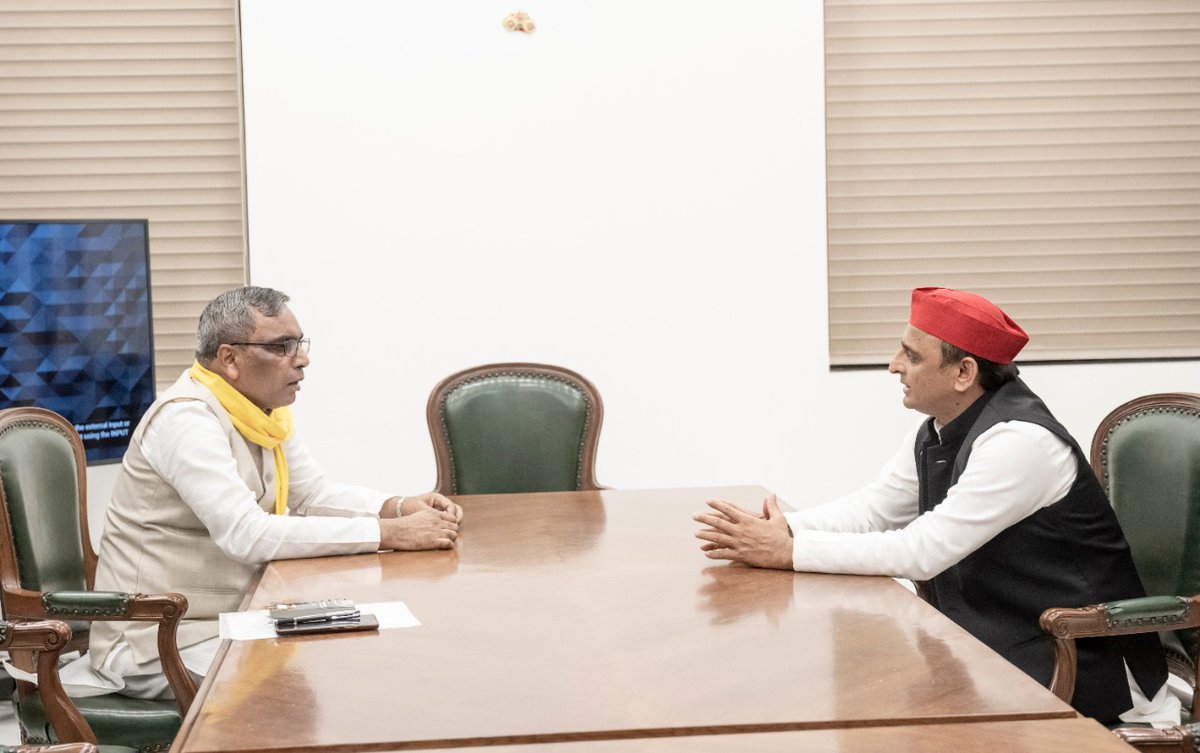 samajwadiparty's tweet photo. वंचितों, शोषितों, पिछड़ों, दलितों, महिलाओं, किसानों, नौजवानों, हर कमजोर वर्ग की लड़ाई समाजवादी पार्टी और सुहेलदेव भारतीय समाज पार्टी मिलकर लड़ेंगे।

सपा और सुभासपा आए साथ,
यूपी में भाजपा साफ! https://t.co/mdwUOiVi0I