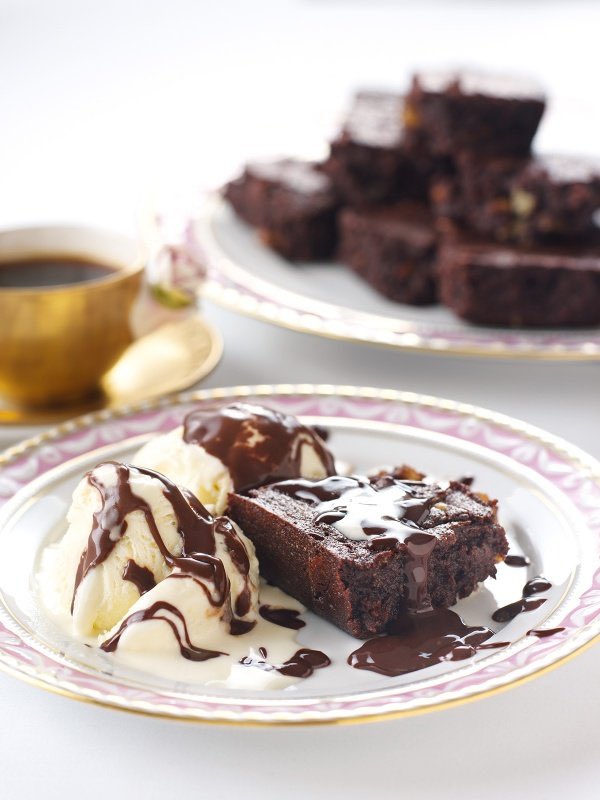 Nigella_Lawson's tweet photo. Midweek Treat: #RecipeOfTheDay is Flourless Brownies with Hot Chocolate Sauce! So should you be looking for a coeliac-suitable dessert, your search is over https://t.co/VKcGtmIx2h https://t.co/fhe5bstVW5
