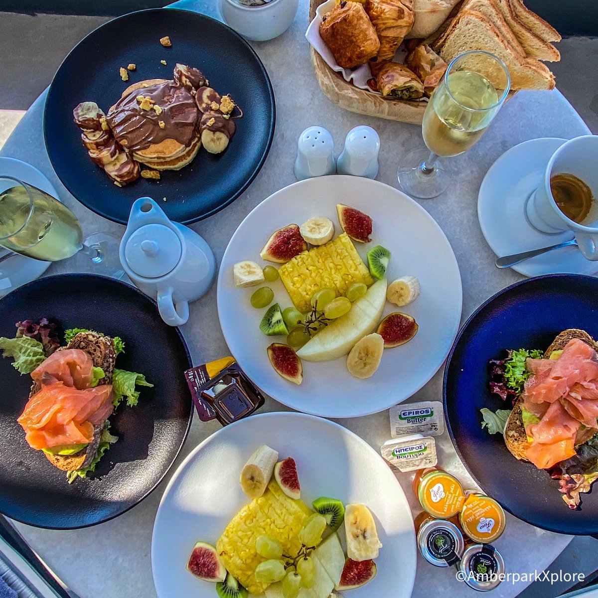 AmberparkXplore's tweet image. 12k hike to Oia done and rewarded with a small breakfast back at the room! #salmon #walnutbread #freshfruit #coffee #pancakes #pastries #champagne #santorini #caldera