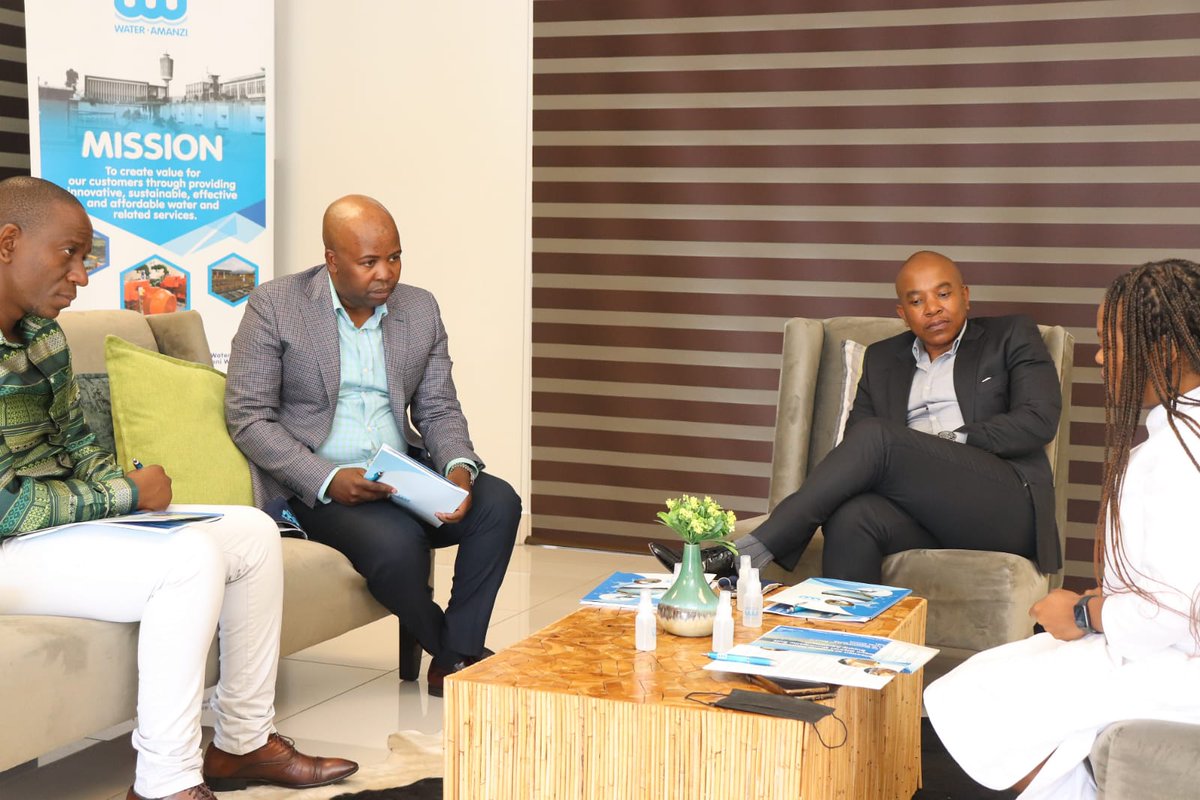 Cetshwayo_dm's tweet photo. #stirringthewindsofchange 
#KEPTPROMISE
The leadership of Cetshwayo District Municipality and Umgeni Water engaging in a briefing session prior to the formalisation of the contract of agreement between the two organizations by Mayor Cllr BL Phungula &amp; Umgeni Chairperson Mr Mzobe. https://t.co/hBWsNjhGsH