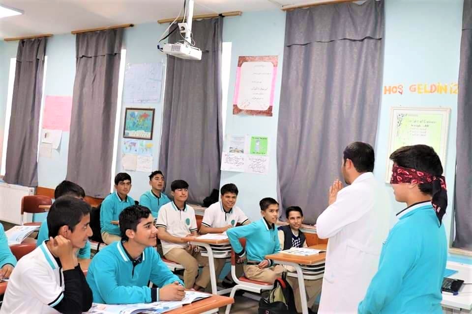 AfganTurkMaarif's tweet photo. #Afghan-Turk Maarif School teachers use best practices to #teach students; Teaching #Turkish_language with a modern method and with mental games in #Afghan-Turk Maarif Sheberghan Boys' High School. ✍️📚🇹🇷 https://t.co/4GT7epOGM9