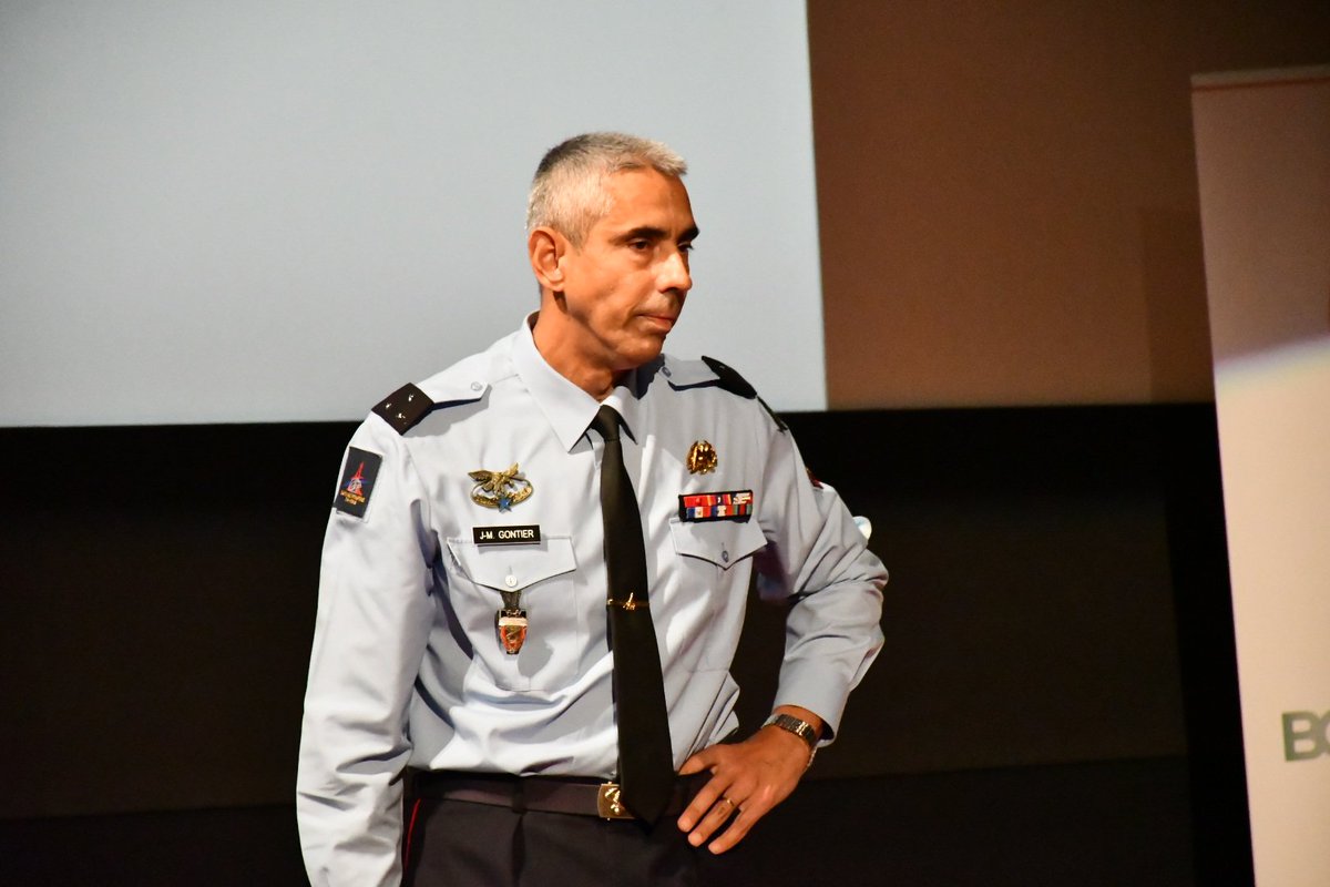 Olivier COPPERMANN (@ocoppermann) on Twitter photo Le Général Gontier <a href="/PompiersParis/">PompiersParis</a> explique #youngleaders son approche du #leadership Calme, en forme, entraînant et entraîné, le goût du concret, clair dans définition des objectifs, à l'écoute, décider, féliciter, analyser l'action antérieure, se former à nouveau
<a href="/FAF_France/">French-American Fdn</a> Le Général Gontier <a href="/PompiersParis/">PompiersParis</a> explique #youngleaders son approche du #leadership Calme, en forme, entraînant et entraîné, le goût du concret, clair dans définition des objectifs, à l'écoute, décider, féliciter, analyser l'action antérieure, se former à nouveau
<a href="/FAF_France/">French-American Fdn</a>