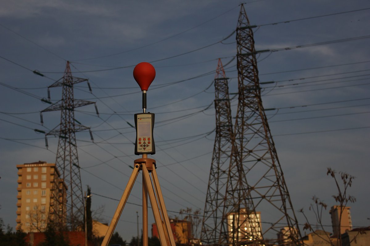 Şerifali - Ümraniye bölgesinde "Hatboyu Caddesi" bulunuyor. Adı üzerinde "enerji hattı" geçiyor. 

Günümüzde sağlı sollu binalar ile donatılan bu ve benzeri bölgelerde elektromanyetik radyasyon ne seviyede?

Maruz kalınan radyasyon seviyesini ölçüyoruz!

electrosense.com.tr