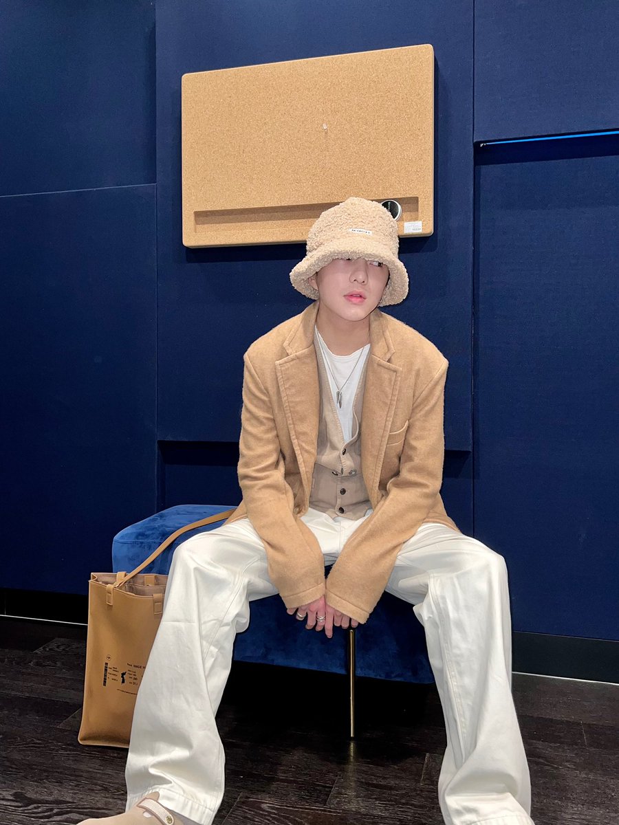 official_yoon_'s tweet photo. 가을이가 사라져서 벌써 꺼낸 털모자😭가을아 어디갔어ㅠㅠ? https://t.co/v31b6rg0gK