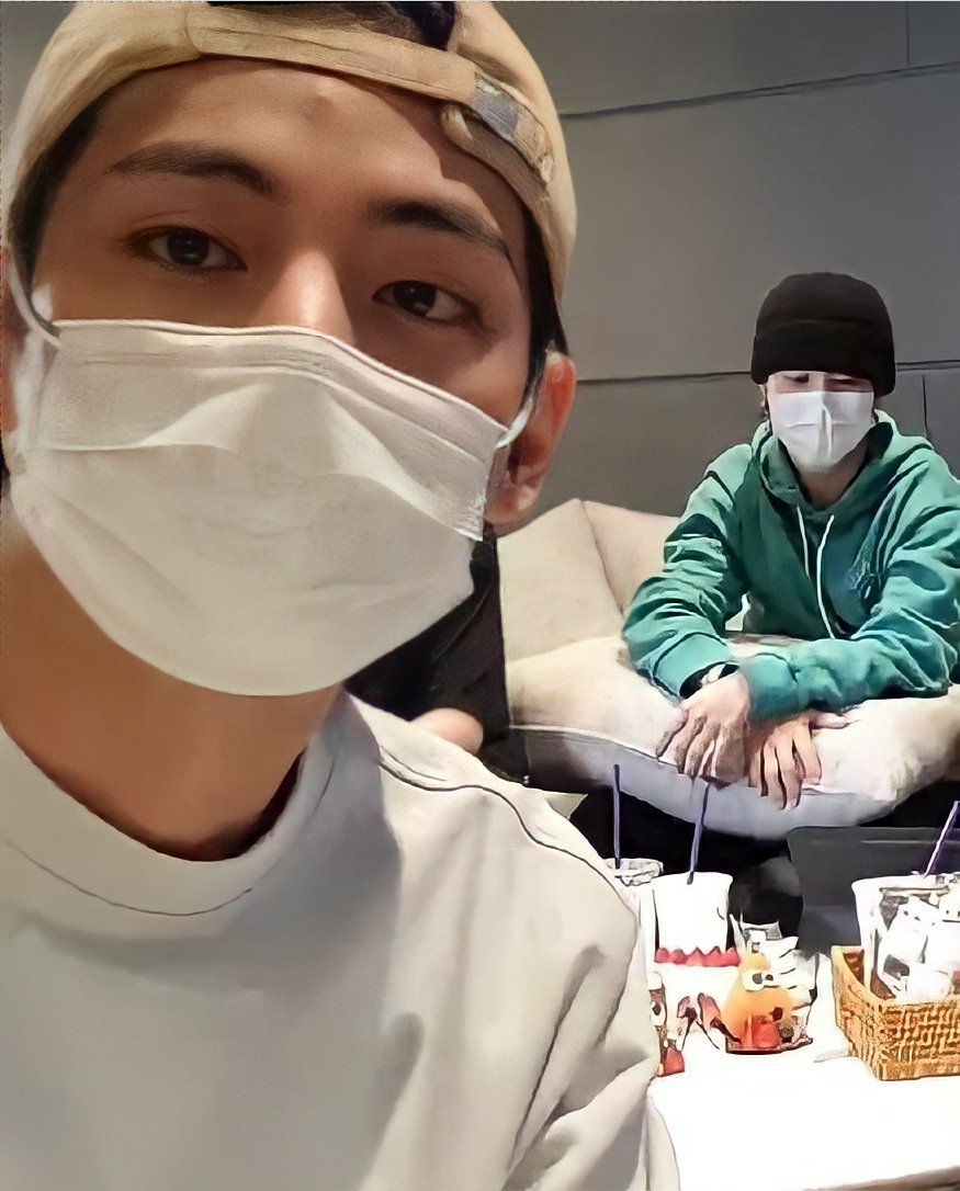 ellasari09's tweet photo. Rindu sama siapa si tae.  Sampe jerawatan gitu😔
#BTS #BTSV https://t.co/B6qXLHcOAh