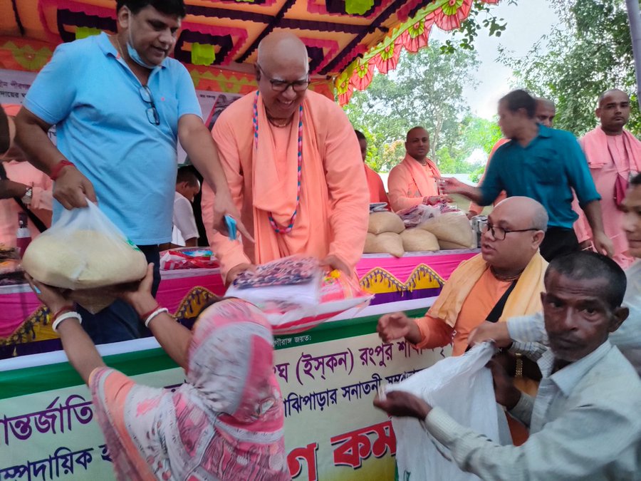 RadharamnDas's tweet photo. All our @iskcon temples in #Bangladesh have started relief work for those affected by the violence. They are distributing dry rations &amp; food to those in need. https://t.co/ssla8qSNYI