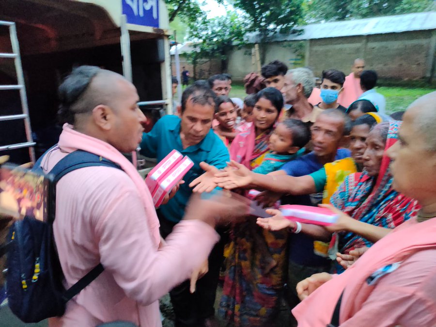 RadharamnDas's tweet photo. All our @iskcon temples in #Bangladesh have started relief work for those affected by the violence. They are distributing dry rations &amp; food to those in need. https://t.co/ssla8qSNYI