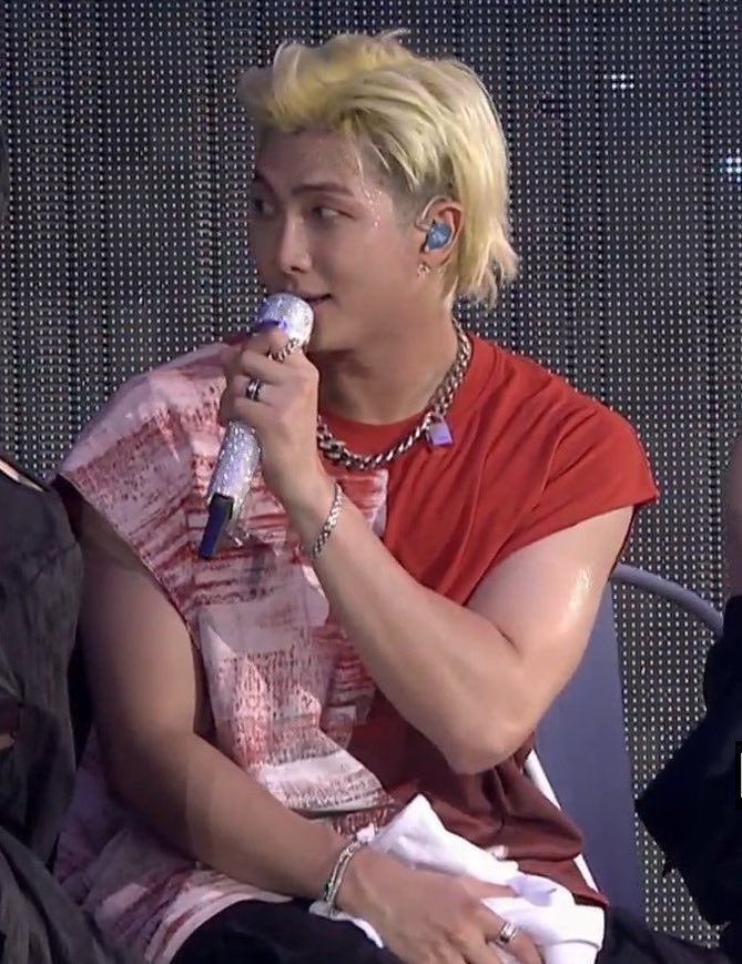 dollbtxt's tweet photo. personally think we moved on from this namjoon way too fast https://t.co/gcHCaaBh0P