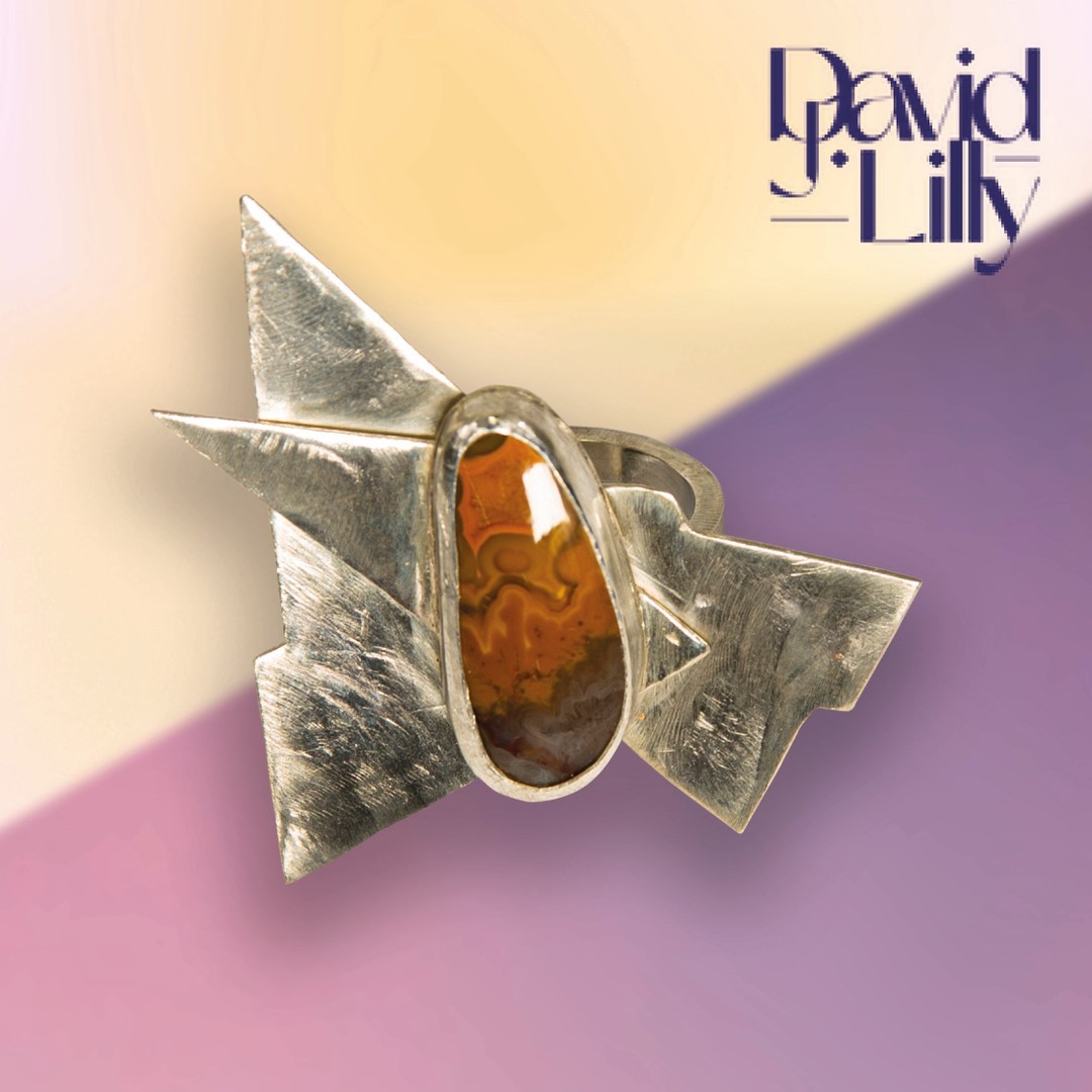 🎨 ART &amp; CRAFT SHOUTOUT 🎨

David J Lilly is a passionate and hands-on jewellery artist based in Coombes. From a background in stained glass, he has since expanded into the world of bespoke, handmade, mid-century modern-inspired jewellery. 

worthingandbeyond.co.uk/creatives/davi…