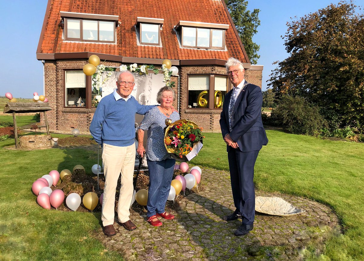 Gisteren was het feest voor meneer en mevrouw Spaan uit Puttershoek 🎉 Het was precies 60 jaar geleden dat ze in het huwelijksbootje stapten 💍 Dorpswethouder <a href="/pietvanleenen/">Piet van Leenen</a> bracht een bezoek aan het echtpaar om hen te feliciteren 💐

Meer lezen? 👉 bit.ly/3FZZY4q