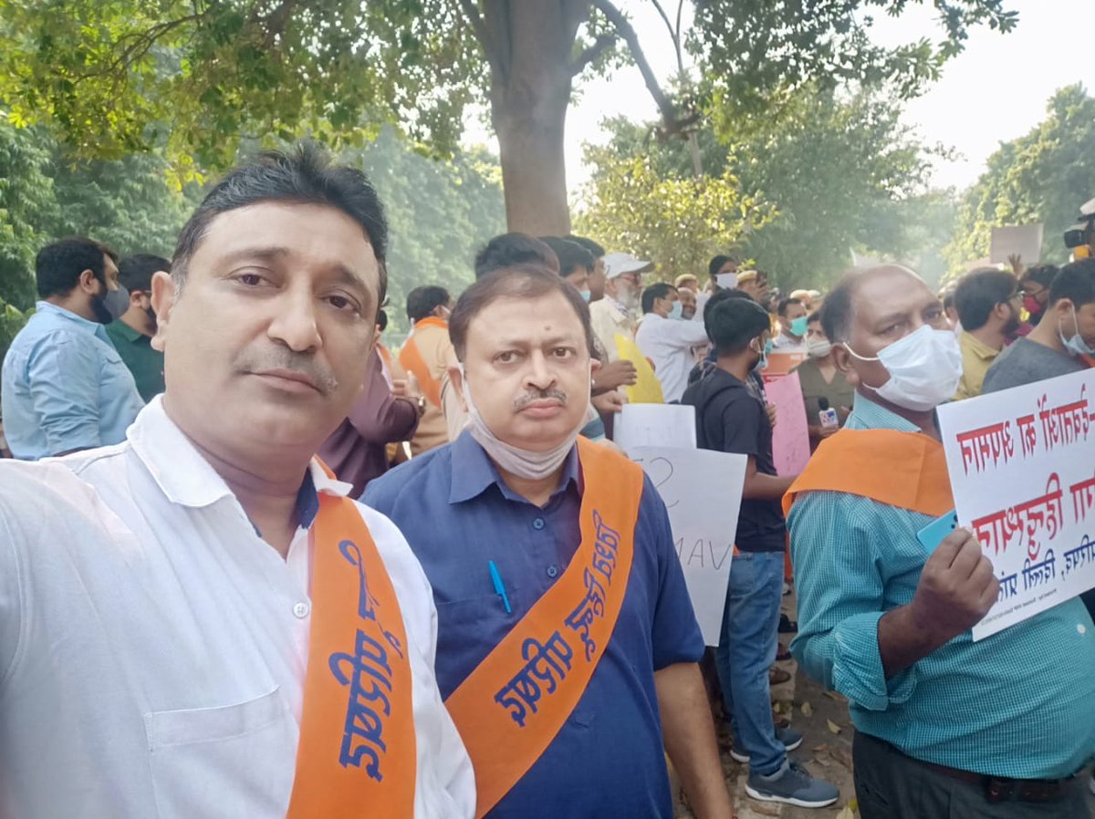 TarunJhanjher's tweet photo. @VHPDigital दिल्ली प्रांत की तरफ से श्री @kapilkhannaVHP जी की अध्यक्षता में बांग्लादेश दूतावास पर प्रदर्शन किया गया बांग्लादेश में हिन्दू पर हो रहे अत्याचार रहा मुद्दा और जो इसके गुनहगार है उनकी गिरफ्तारी की मांग रखी
@vhp_nagendra 
@KapilMishra_IND https://t.co/VrixQA2Clh