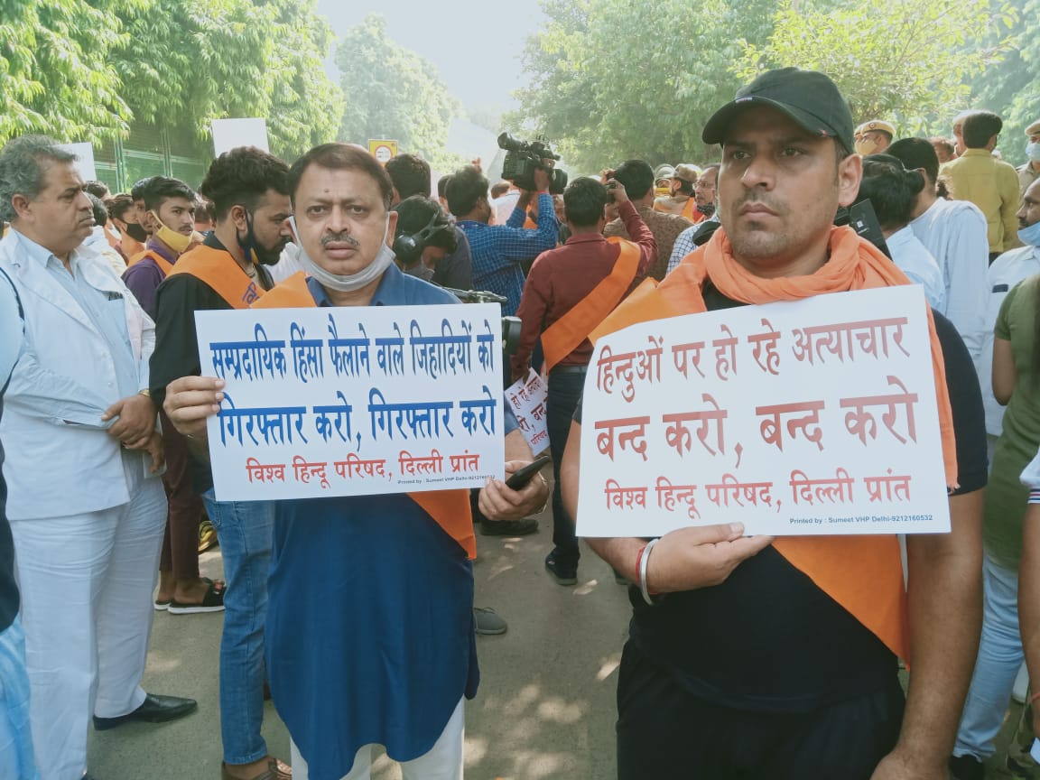TarunJhanjher's tweet photo. @VHPDigital दिल्ली प्रांत की तरफ से श्री @kapilkhannaVHP जी की अध्यक्षता में बांग्लादेश दूतावास पर प्रदर्शन किया गया बांग्लादेश में हिन्दू पर हो रहे अत्याचार रहा मुद्दा और जो इसके गुनहगार है उनकी गिरफ्तारी की मांग रखी
@vhp_nagendra 
@KapilMishra_IND https://t.co/VrixQA2Clh