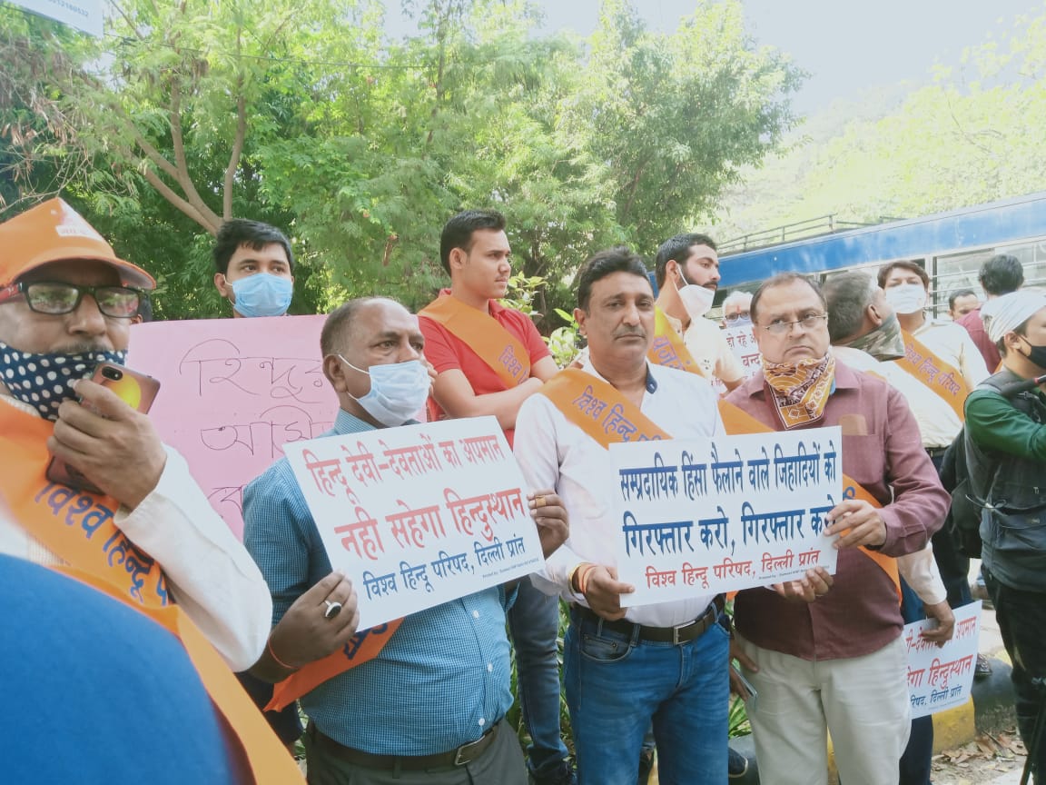 TarunJhanjher's tweet photo. @VHPDigital दिल्ली प्रांत की तरफ से श्री @kapilkhannaVHP जी की अध्यक्षता में बांग्लादेश दूतावास पर प्रदर्शन किया गया बांग्लादेश में हिन्दू पर हो रहे अत्याचार रहा मुद्दा और जो इसके गुनहगार है उनकी गिरफ्तारी की मांग रखी
@vhp_nagendra 
@KapilMishra_IND https://t.co/VrixQA2Clh