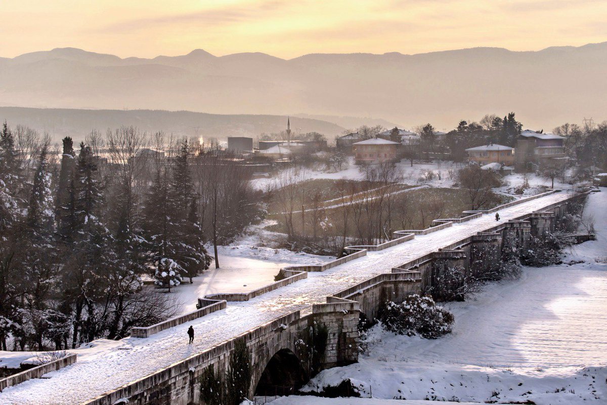 sakaryamaps's tweet photo. 562 yılında yapımı tamamlandığı bilinen 429 metre uzunluğunda, 9,85 metre genişliğinde ve 12 kemer gözünden oluşan Beşköprü.

📸 Ersin Berk https://t.co/QMkihHNBDK