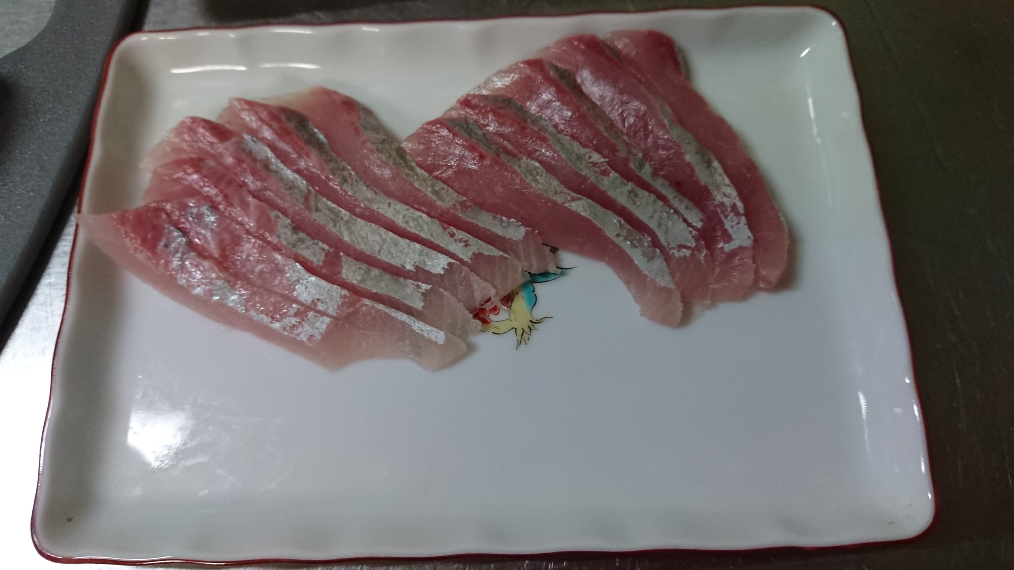 海士町 岡村釣具 鮮魚店 こんばんわ 今日の晩御飯は アカバのお刺身と イサキの塩焼きです アカバのお刺身ってほんとにおいしいですよね イサキは お刺身も煮付けもすべて美味しいですが 今日は塩焼きにしてみました T Co