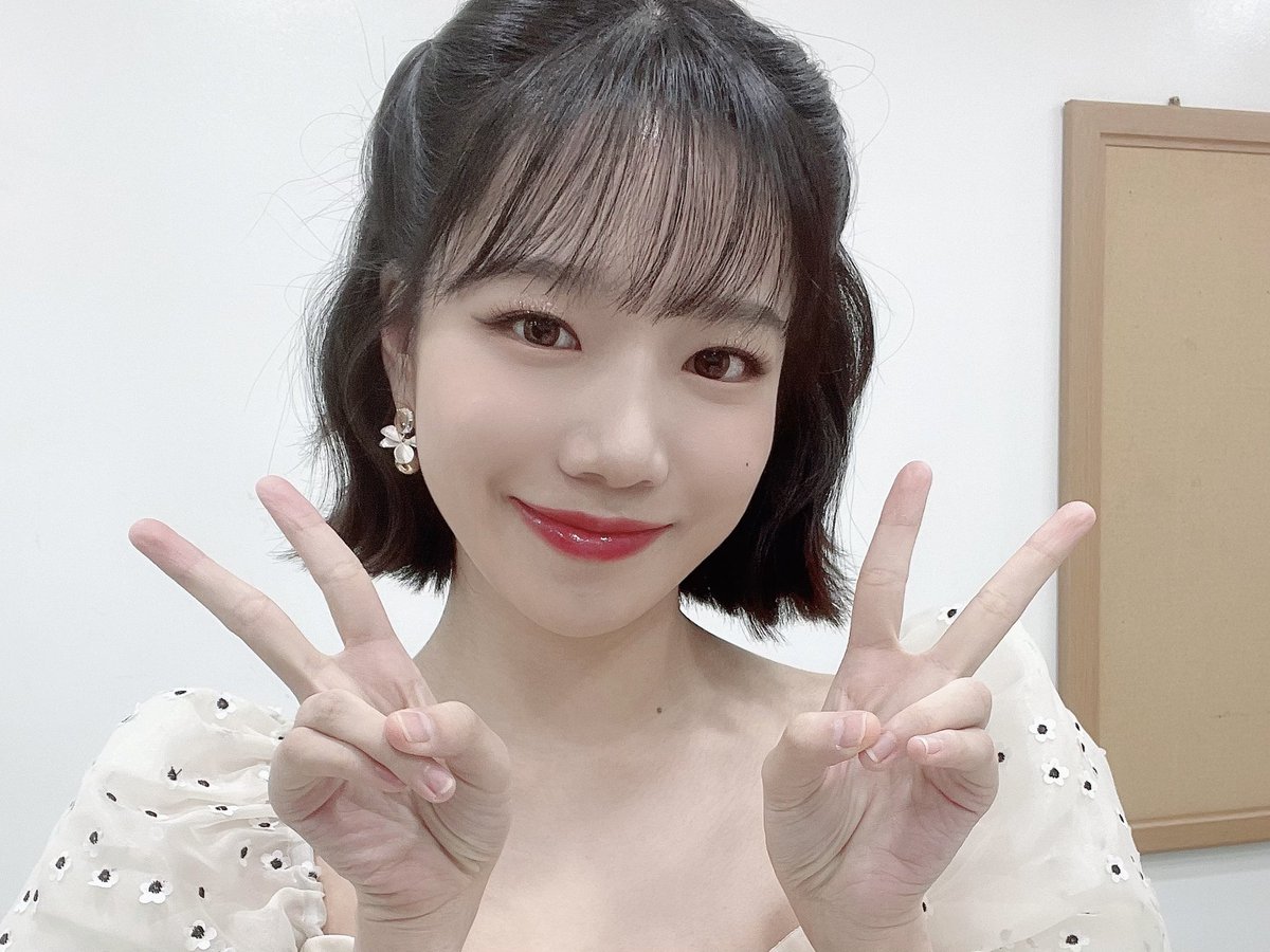 JOYURI_offcl's tweet photo. [#유리스팟] 2021.10.20 쇼! 챔피언🌙

#조유리 #JOYURI #チョユリ
#지금은_몇시_조유리의_GLASSY✨ https://t.co/uOoOMlyn6K