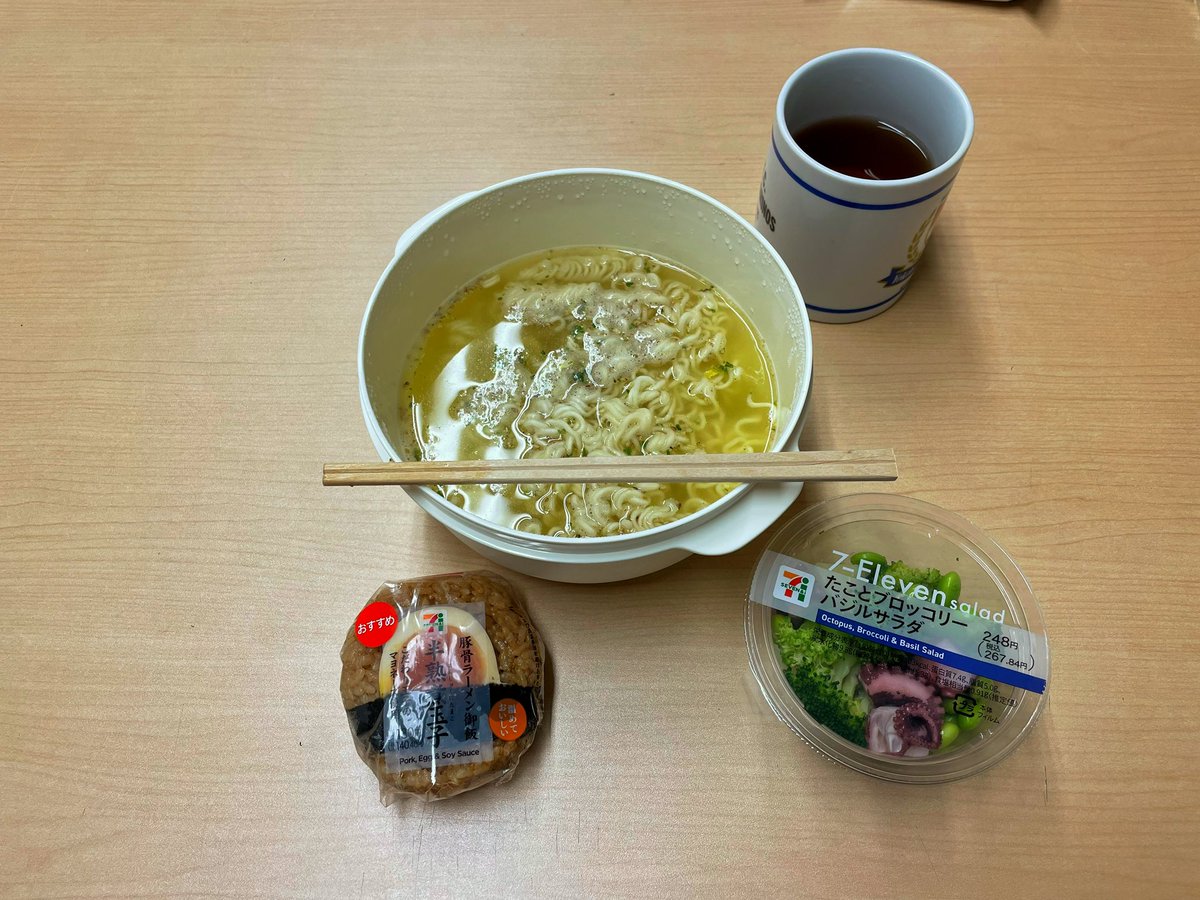 bigfield79's tweet photo. 前にテレビを見て、面白いことやってるなと思って、おにぎり食べる時に投稿しよう！と思ってましたが、失念しておりました。

おにぎり、頂きます‼︎

#OnigiriAction
#おにぎりアクション https://t.co/gZIDFDIhmc