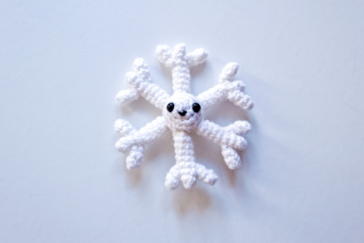 mamanaiis's tweet photo. The countdown to Christmas is my favourite time of year.

Everything about it... The seasons changing, the promise of cosy winter nights, warm wooly knits and even the possibility of snow.

With that in mind, here's a little Snowflake to add to my Christmas collection. https://t.co/PhT9F9x3rT