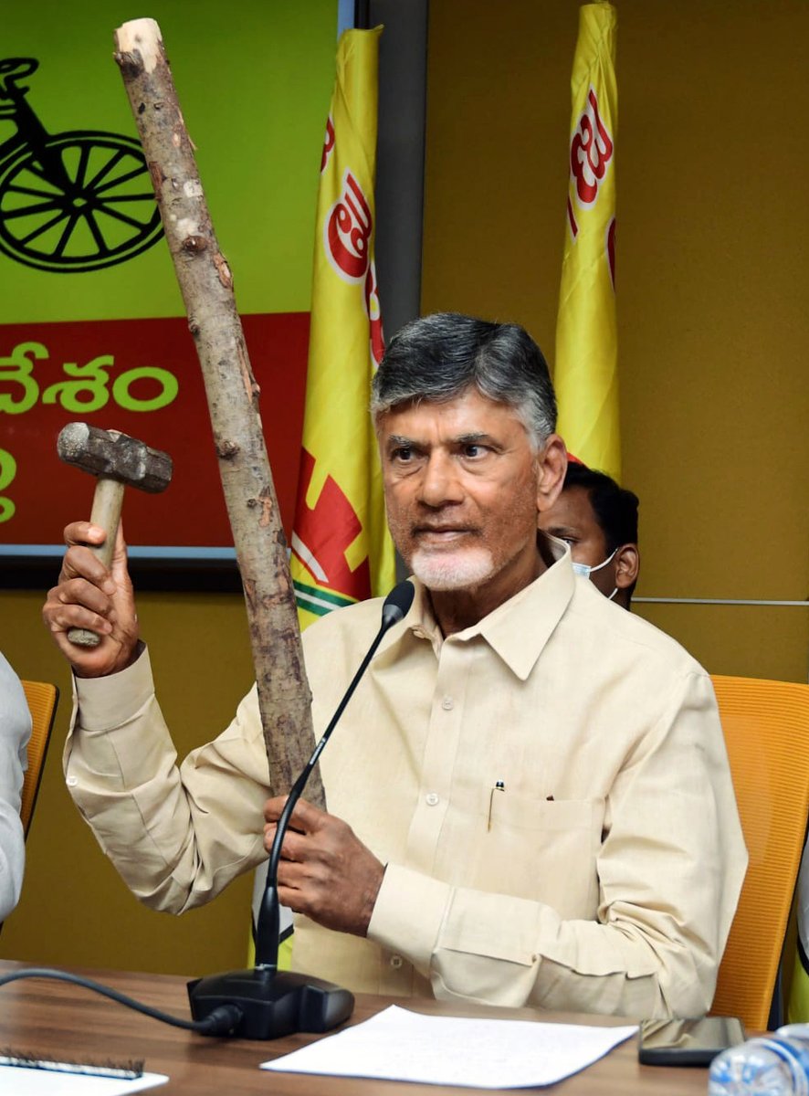 IndiaAheadNews's tweet image. Telugu Desam Party president N Chandrababu Naidu shows a hammer and baton during a press conference that are allegedly used during the alleged attack by YSR Congress supporters on TDP national office, in Vijayawada
#TDPvsYSRCP #YSRCPvsTDP #YSRCP