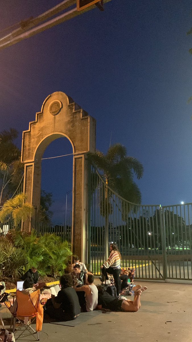 bubblezai's tweet photo. 5:55am: No nos quitamos. #ParoUPR #NoAlPC1003 https://t.co/B5h2sO3ii4