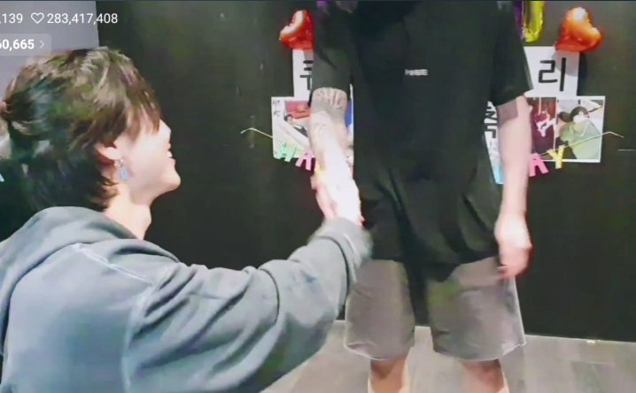 gcfKM57's tweet photo. Every Vlive 🐰🤝🐥
#JIMIN #JUNGKOOK #지민 #정국 https://t.co/Sd5kGeWTrO