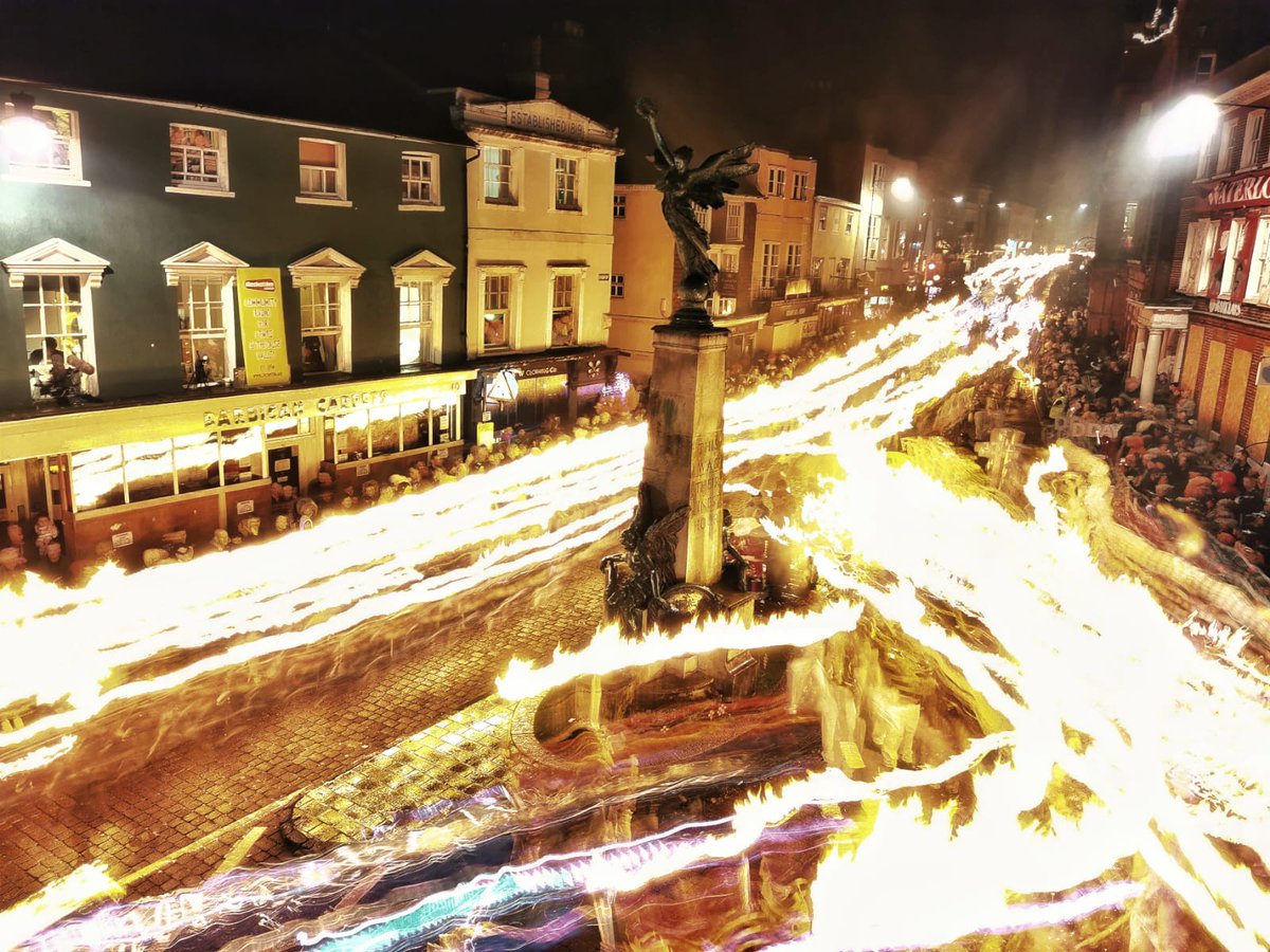 We’re getting ready to keep everyone safe at #LewesBonfire – are you? Road &amp; rail are both affected – don’t get caught out! And please Stay Local for fireworks! 

esfrs.org/contact-us/sta…
