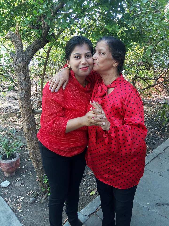 capreena1947's tweet photo. @BirlaWhite #BirlaWhite #ExtocarePrimer #Primer #7XAdhesion  #ContestAlert  My 'Uttam Pakad' with my mom @JayshreeBansod She really supports me when I need she is pillar for me.She loves me unconditional . 💕💗 https://t.co/UfSDjIMVAj
