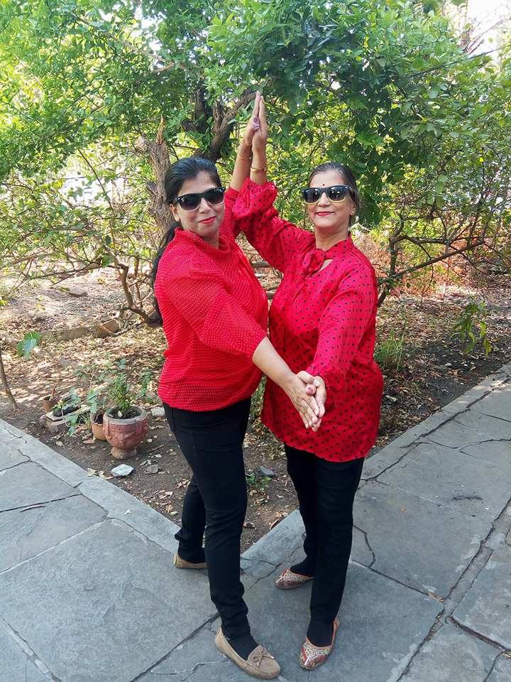 capreena1947's tweet photo. @BirlaWhite #BirlaWhite #ExtocarePrimer #Primer #7XAdhesion  #ContestAlert  My 'Uttam Pakad' with my mom @JayshreeBansod She really supports me when I need she is pillar for me.She loves me unconditional . 💕💗 https://t.co/UfSDjIMVAj