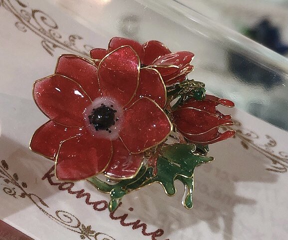 CA_TOKYO's tweet photo. 【作家様の作品在庫状況】

✦kanoline様
ワイヤーで作られたリアルなお花のアクセサリー✨
繊細な作品ですが強度もあるので普段使いにもオススメです💕

✦Caine様
鉱石の作品が作れるモールド♪
好きな色で作ったレジンの鉱石を簪に合わせても可愛いですよ！
ぜひお試し下さいませ✨ https://t.co/kdUi965NHC