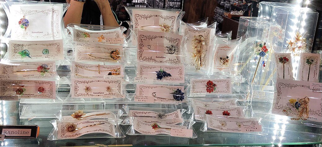 CA_TOKYO's tweet photo. 【作家様の作品在庫状況】

✦kanoline様
ワイヤーで作られたリアルなお花のアクセサリー✨
繊細な作品ですが強度もあるので普段使いにもオススメです💕

✦Caine様
鉱石の作品が作れるモールド♪
好きな色で作ったレジンの鉱石を簪に合わせても可愛いですよ！
ぜひお試し下さいませ✨ https://t.co/kdUi965NHC